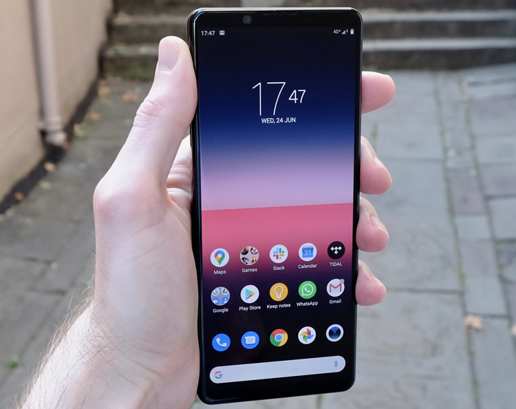 xperia 1 II review hand